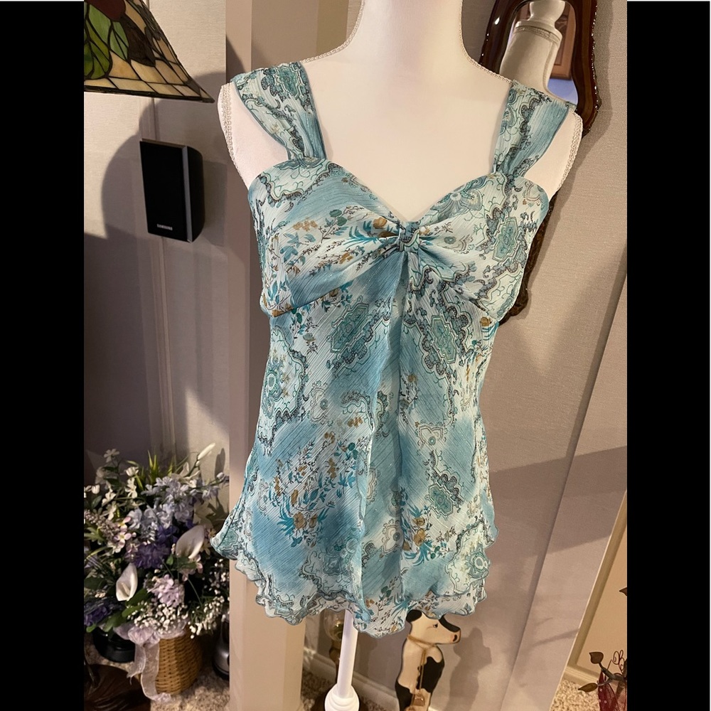 Cute summer top w flow and a little sheer